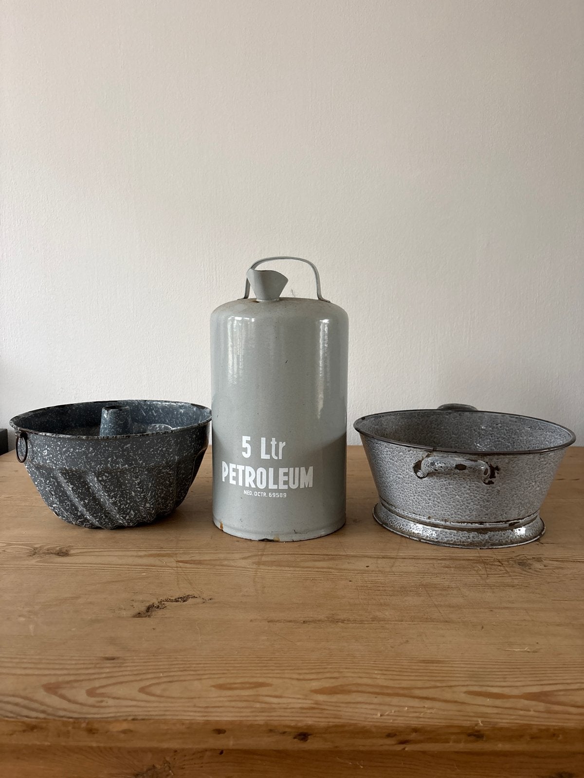 Vintage geëmailleerde bakvormen en petroleumkan, Ophalen