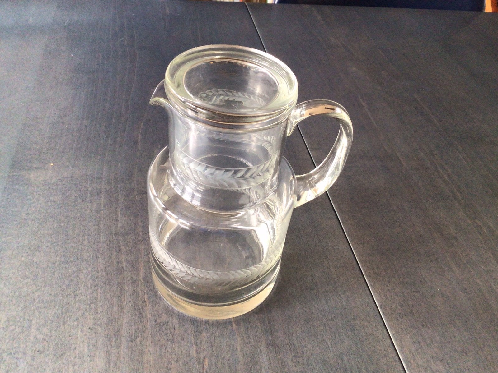 Vintage set van waterkan met glas er bovenop, gegraveerd, Antiek en Kunst, Ophalen of Verzenden