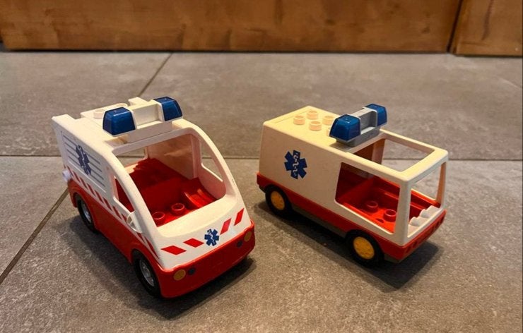 Duplo Ambulances: Vintage & Modern - Set of 2, Gebruikt, Ophalen of Verzenden, Duplo, Meerdere sets