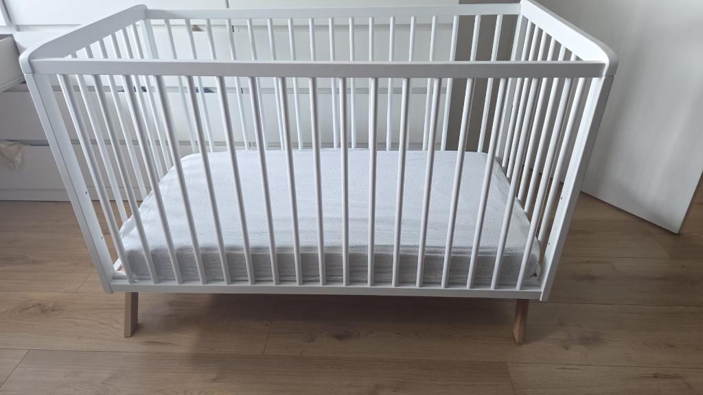 Ledikantje wit met houten pootjes, Kinderen en Baby's, Babywiegjes en Ledikanten, Ophalen, Zo goed als nieuw, Ledikant