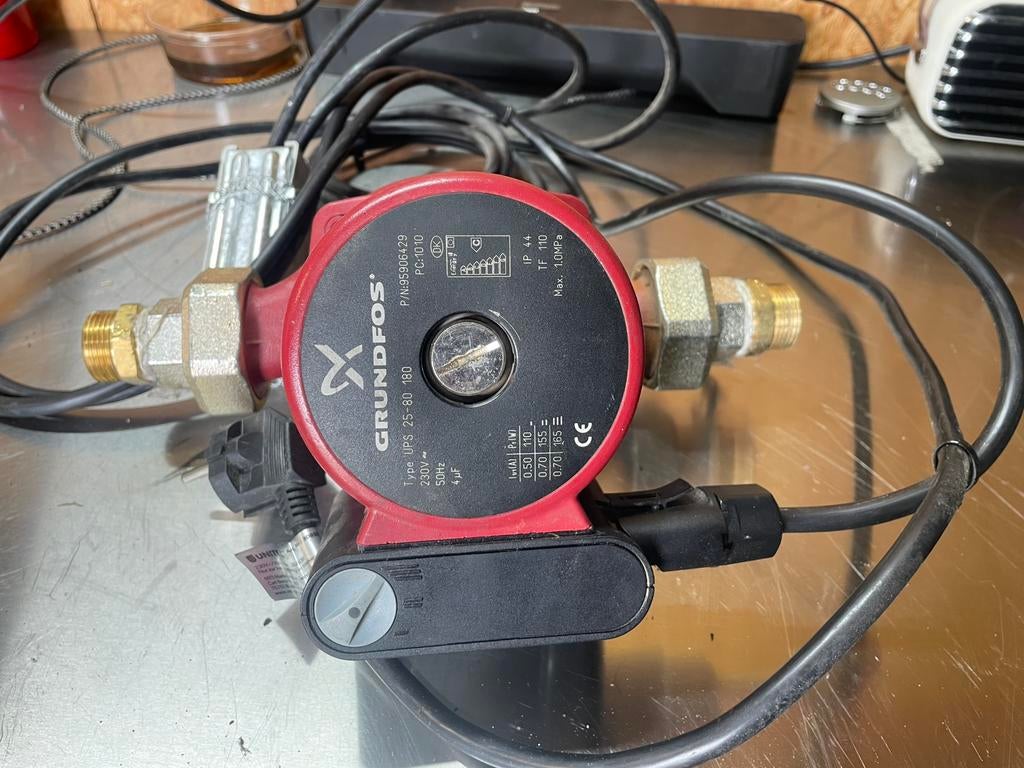 Grundfos pomp UPS 25-80 180, Ophalen of Verzenden, Zo goed als nieuw