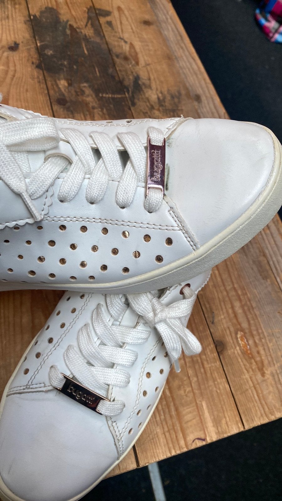 Witte Bugatti sneakers met perforaties, maat 39, Kleding | Dames, Schoenen, Ophalen of Verzenden, Gedragen, Wit, Sneakers of Gympen