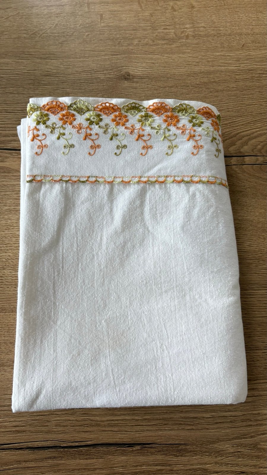 Vintage Wit laken met geborduurde bloemen, Gebruikt, Katoen, Ophalen of Verzenden, Twijfelaar