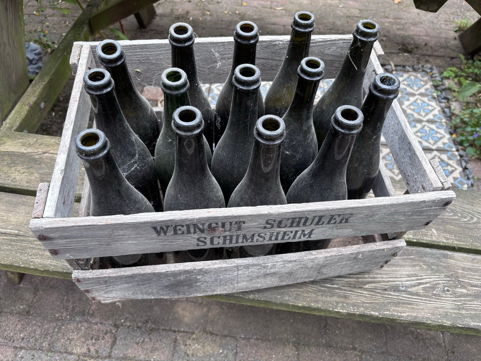 Vintage houten krat met 12 lege wijnflessen, Ophalen