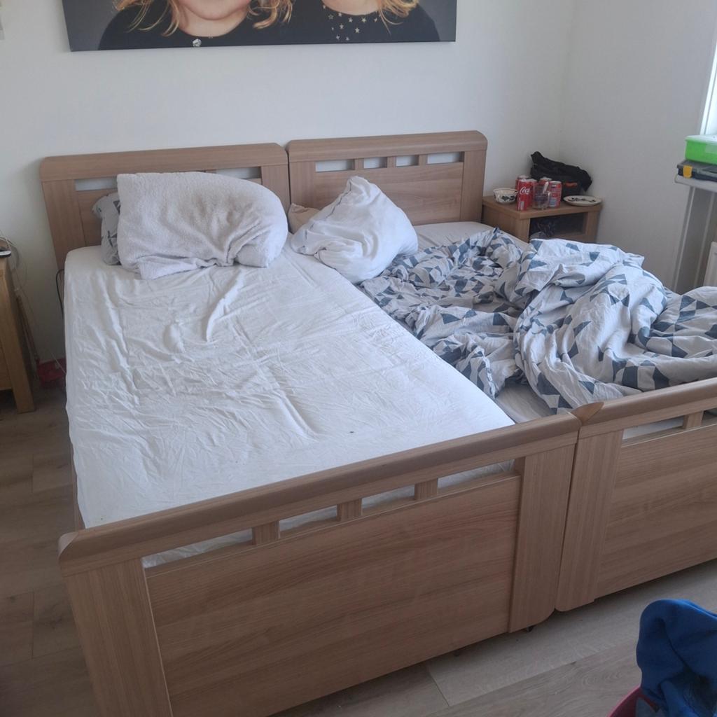 2 x bed  90 x 200 en kast en tafel 6p tv meubel, Ophalen, Eenpersoons
