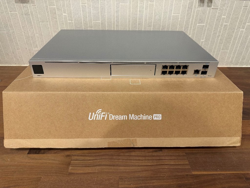 Ubiquiti UniFi Dream Machine Pro (UDM Pro) Compleet in doos, Ophalen of Verzenden, Gebruikt, Router, Ubiquiti Unifi