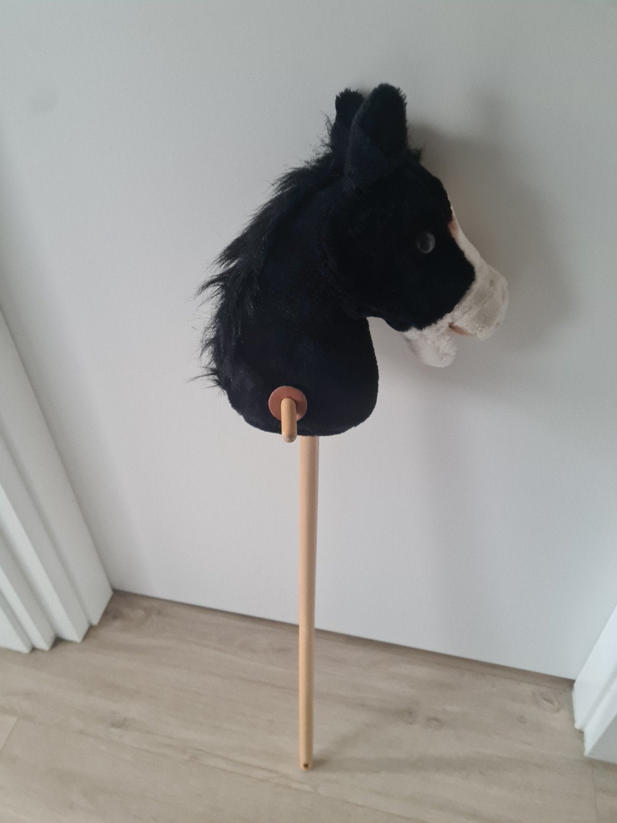 Zwart stokpaard met witte bles, Ophalen of Verzenden
