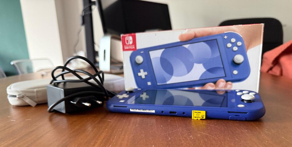 Nintendo Switch Lite met MicroSD en opberghoes, Spelcomputers en Games, Spelcomputers | Nintendo Switch Lite, Verzenden, Overige kleuren