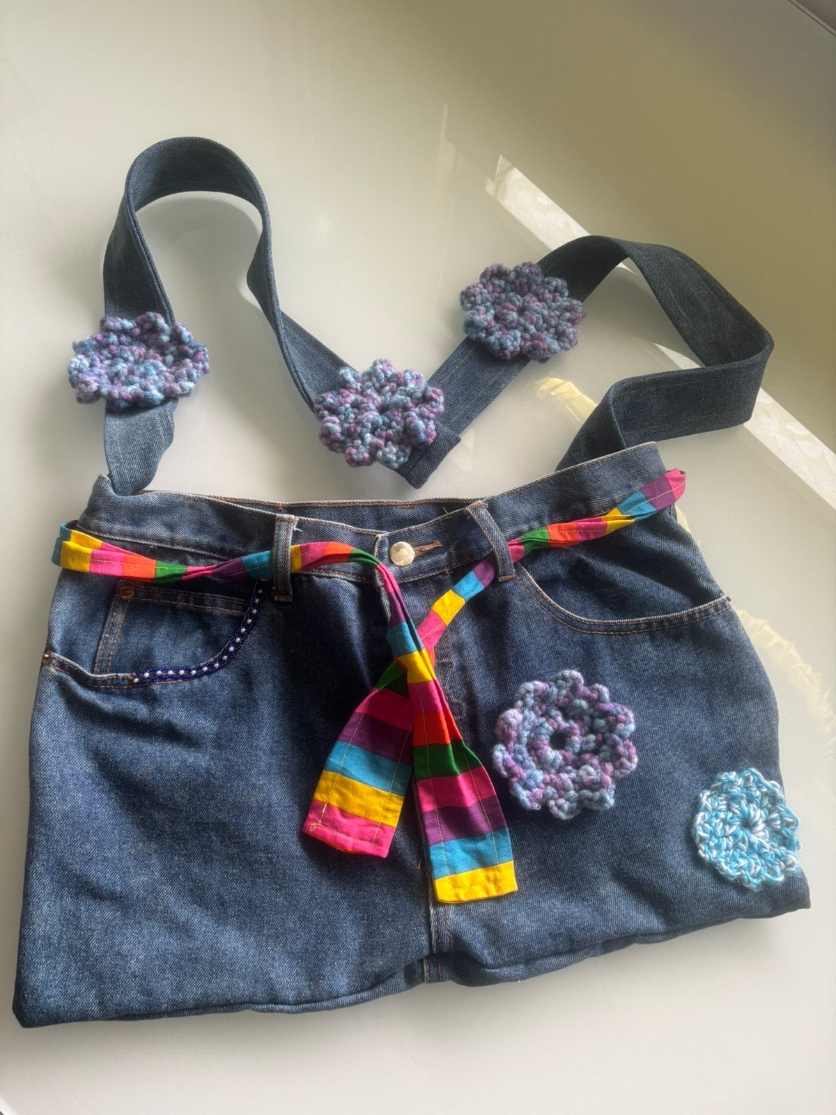 Unieke denim tas met gehaakte bloemen en regenboogriem, Ophalen of Verzenden, Gebruikt, Blauw, Handtas
