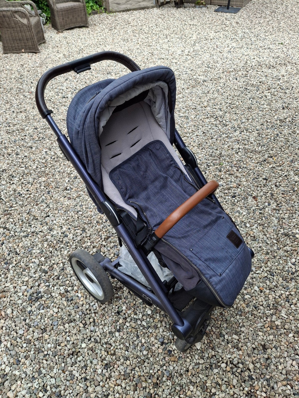 Mutsy Igo wagen, jeansblauw, met regenhoes en adapters., Ophalen, Gebruikt, Mutsy, Verstelbare duwstang