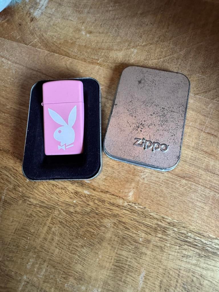 Zippo Playboy Aansteker Roze - Collectors Item, Verzamelen, Rookartikelen, Aanstekers en Luciferdoosjes, Ophalen of Verzenden