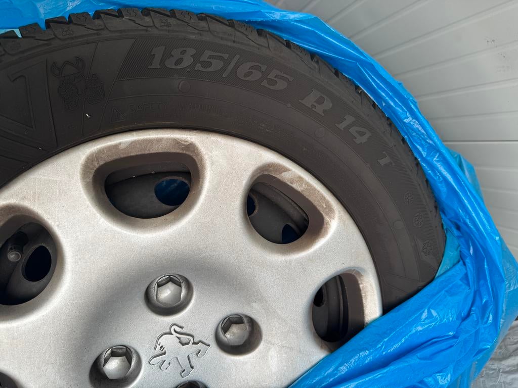 4 x Winter banden plus velgen Peugeot 185/65 R14, Ophalen, Gebruikt