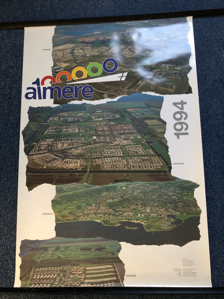 Almere Poster uit 1994 ter ere van het bereiken van 100.000, 1980 tot heden, Foto, Ophalen of Verzenden, Zo goed als nieuw
