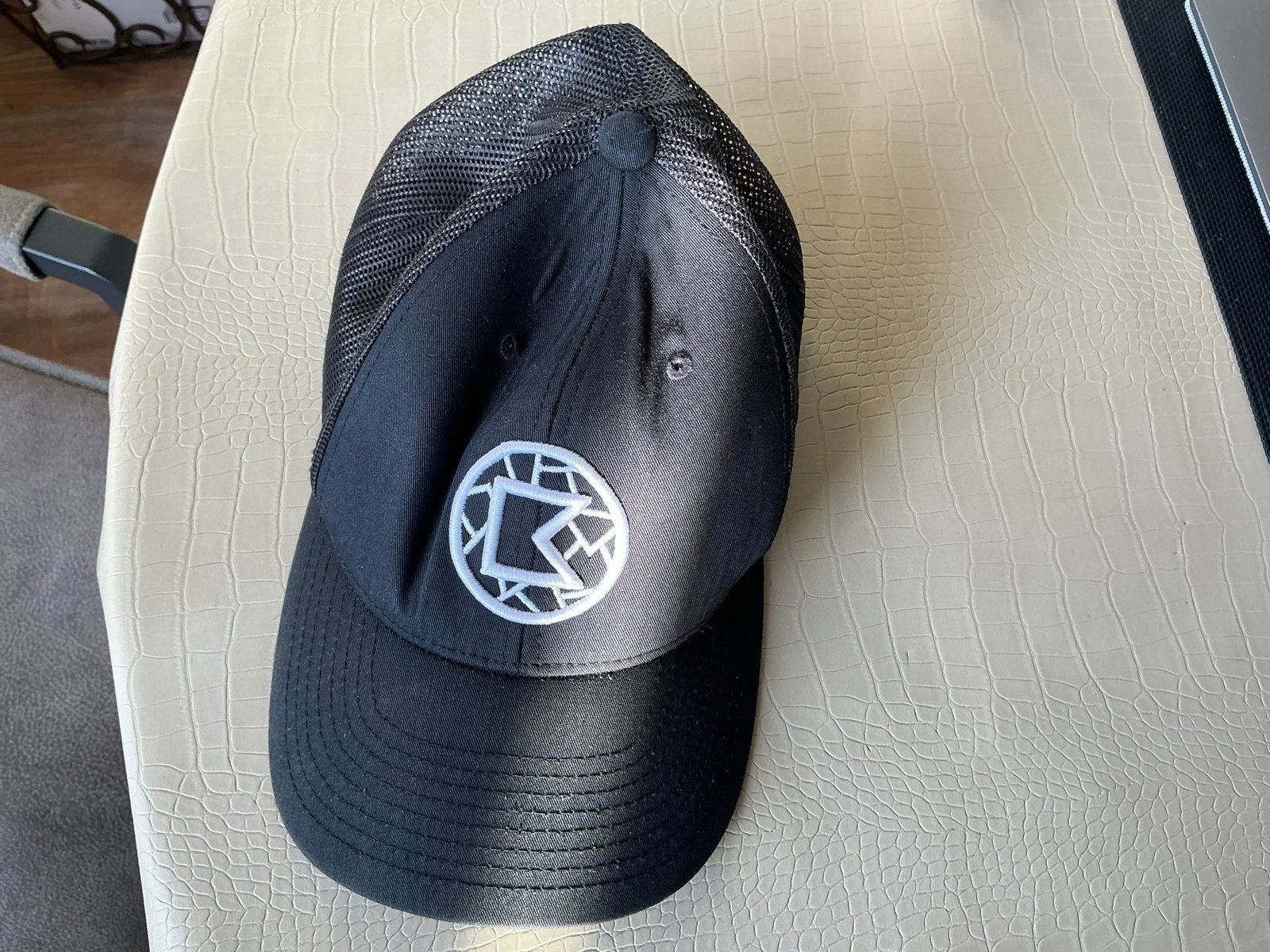 Zwarte Bracket Trucker Pet met Logo - Zo goed als nieuw, Kleding | Heren, Hoeden en Petten, Ophalen of Verzenden, Zo goed als nieuw