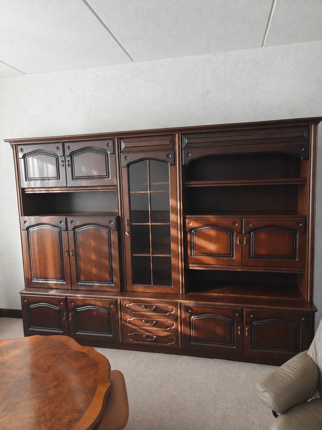 Grote klassieke houten wandkast met vitrine en lades, Ophalen, Gebruikt, 200 cm of meer, 150 tot 200 cm