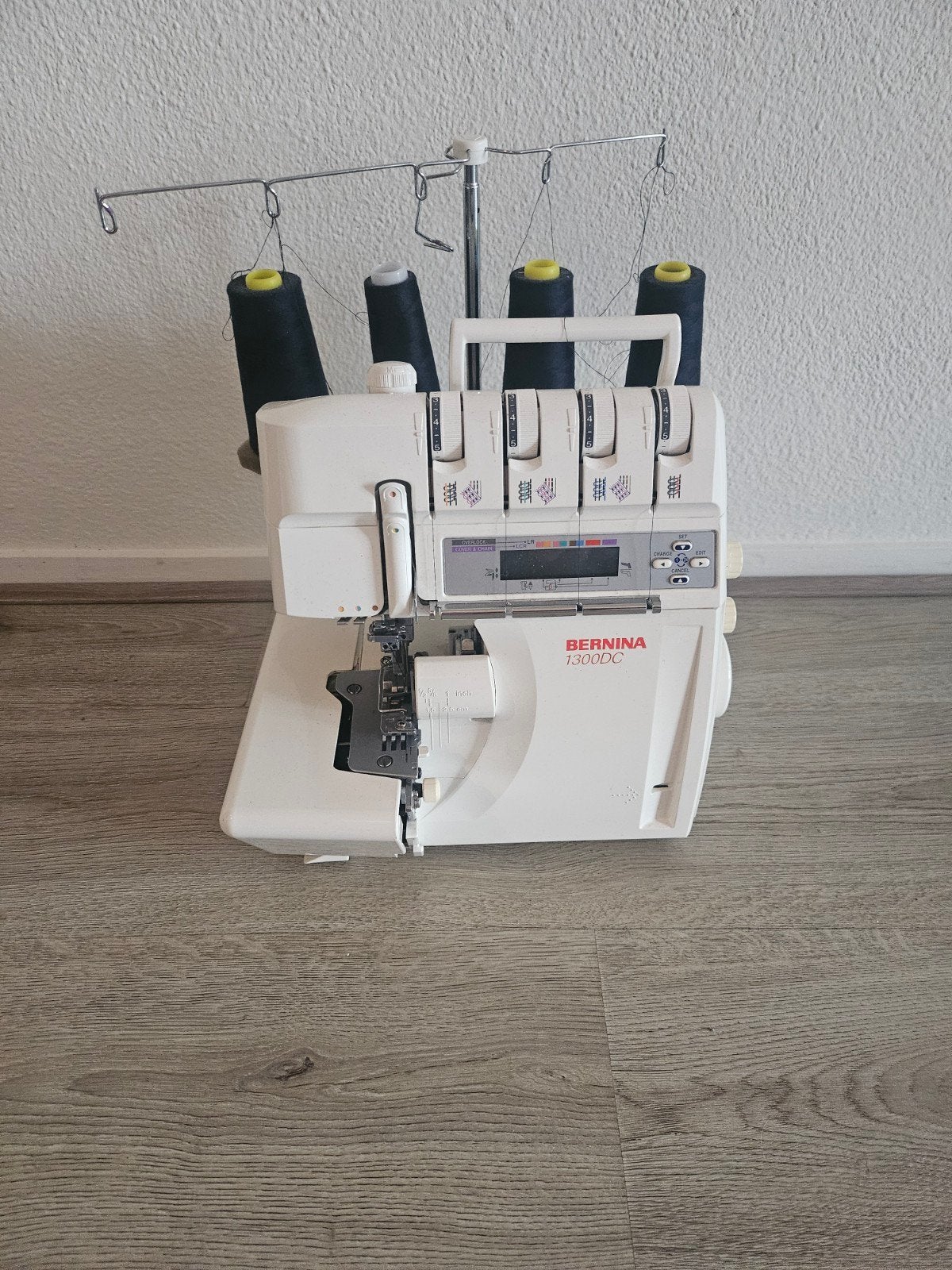 Bernina 1300DC Lockmachine - Zo goed als nieuw, Ophalen of Verzenden, Zo goed als nieuw, Lockmachine, Bernina