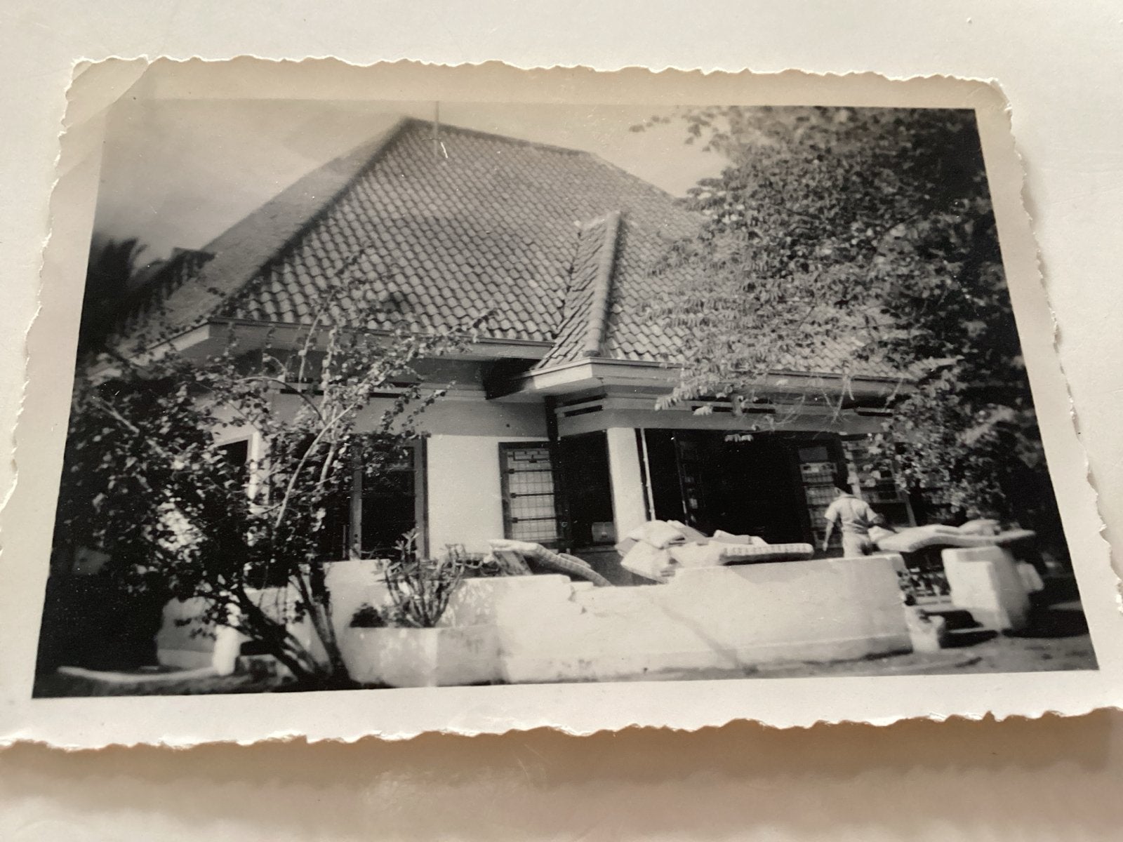 Ned Indië Huis met veranda, vermoedelijk Indonesië 6x9 cm, Gebruikt, Foto, Ophalen of Verzenden, Gebouw