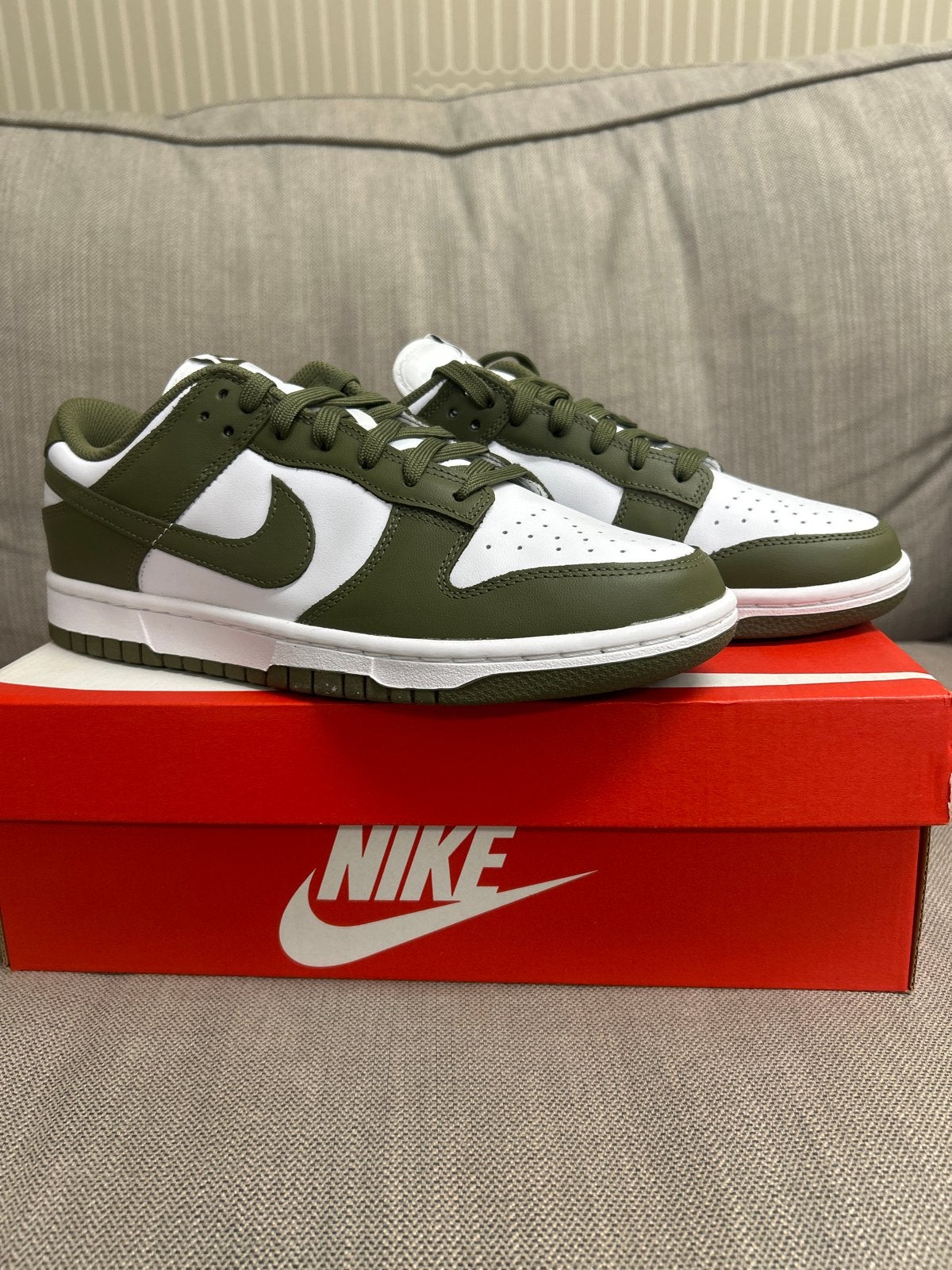 Nike Dunk Low 'Medium Olive' - Nieuw in doos, Ophalen of Verzenden, Nieuw, Overige kleuren, Sneakers of Gympen