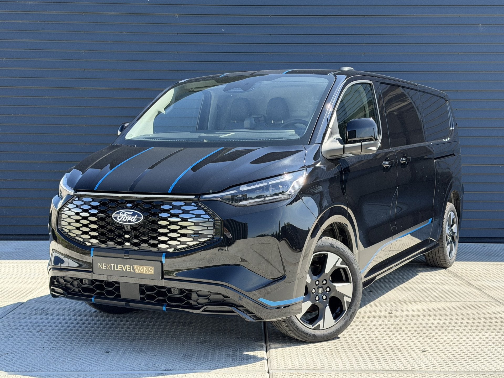 Ford E-Transit Cust. 340 L2H1 Sport 71 kWh | 360 Camera | B&, Auto's, Bestelauto's, Automaat, Achterwielaandrijving, Gebruikt