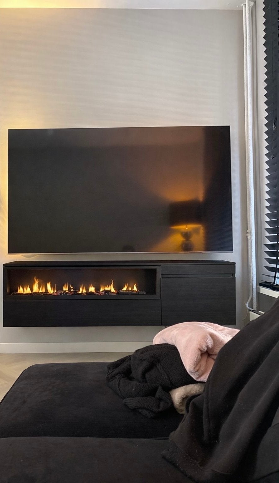 Modern TV-meubel met geïntegreerde elektrische haard, Ophalen, 150 tot 200 cm, Zo goed als nieuw, Minder dan 100 cm