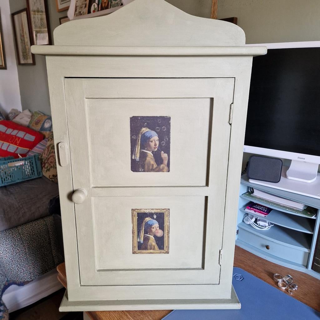 Uniek kastje met 'Meisje met de parel' decoratie. Groen, Antiek en Kunst, Antiek | Meubels | Kasten, Ophalen