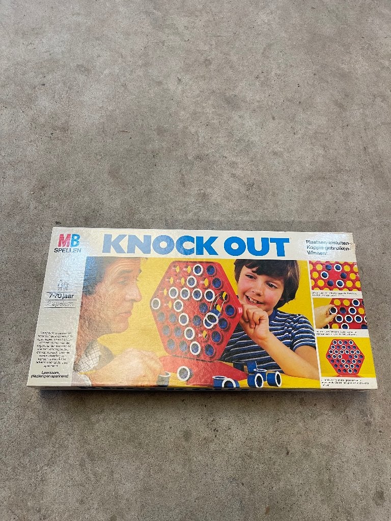 MB Spellen Knock Out Bordspel - Vintage Gezelschapsspel, Boeken, MB Spellen, Overige, Ophalen of Verzenden, Zo goed als nieuw