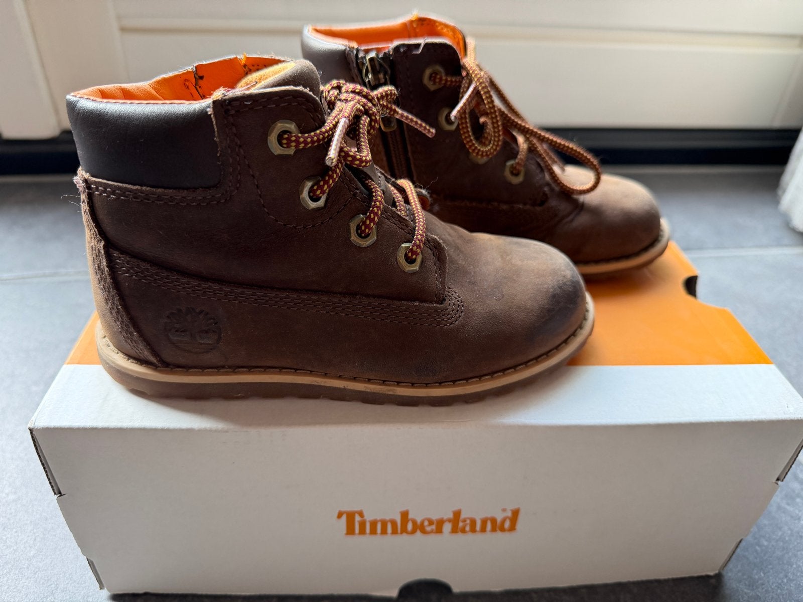 Timberland Pokey Pine halfhoge schoenen Maat 27 Bruin, Kinderen en Baby's, Kinderkleding | Schoenen en Sokken, Gebruikt, Schoenen