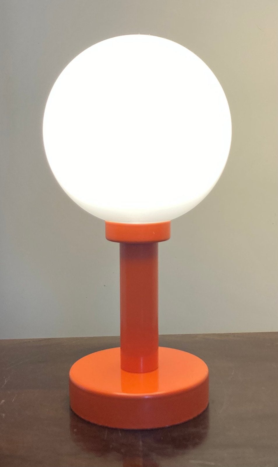 Vintage oranje bollamp metaal met opaal glazen bol., Vintage, Oranje, E14 (klein), Ophalen of Verzenden