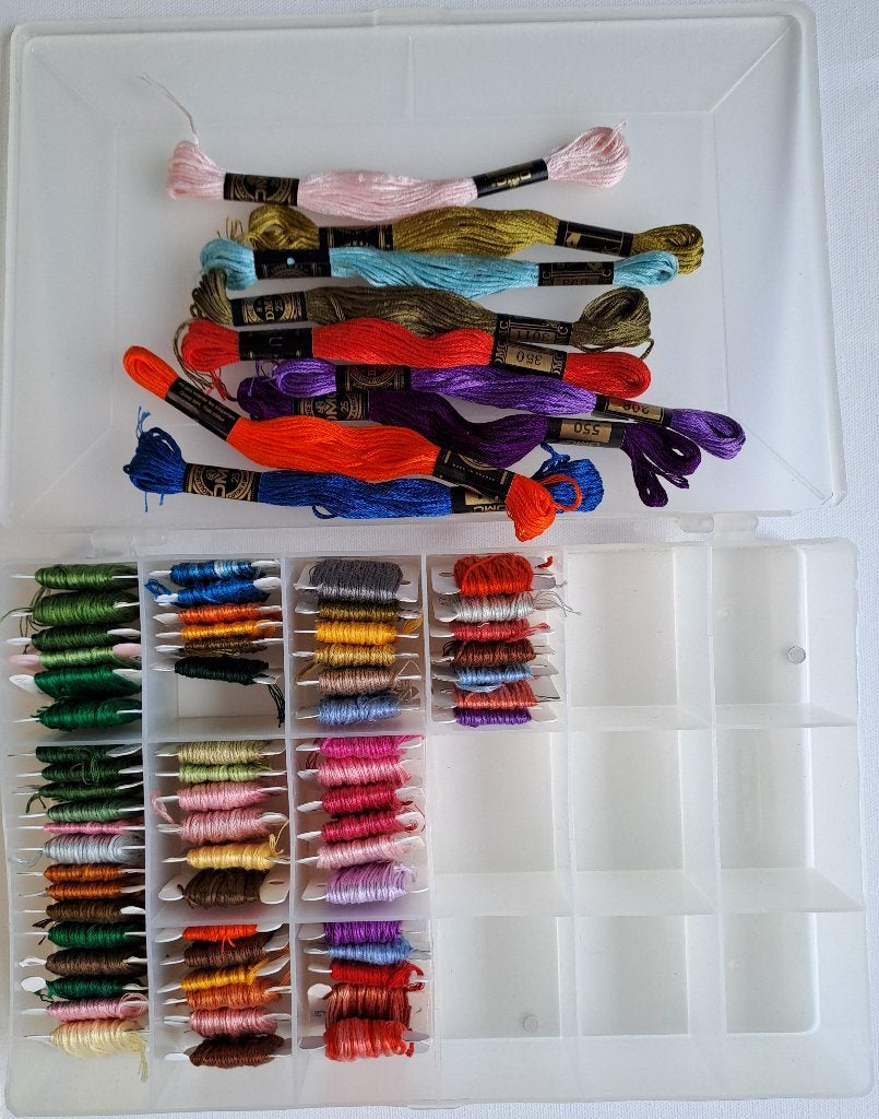 dmc garen bobbins + doos en dmc garen los, Hobby en Vrije tijd, Borduren en Borduurmachines, Ophalen of Verzenden, Zo goed als nieuw