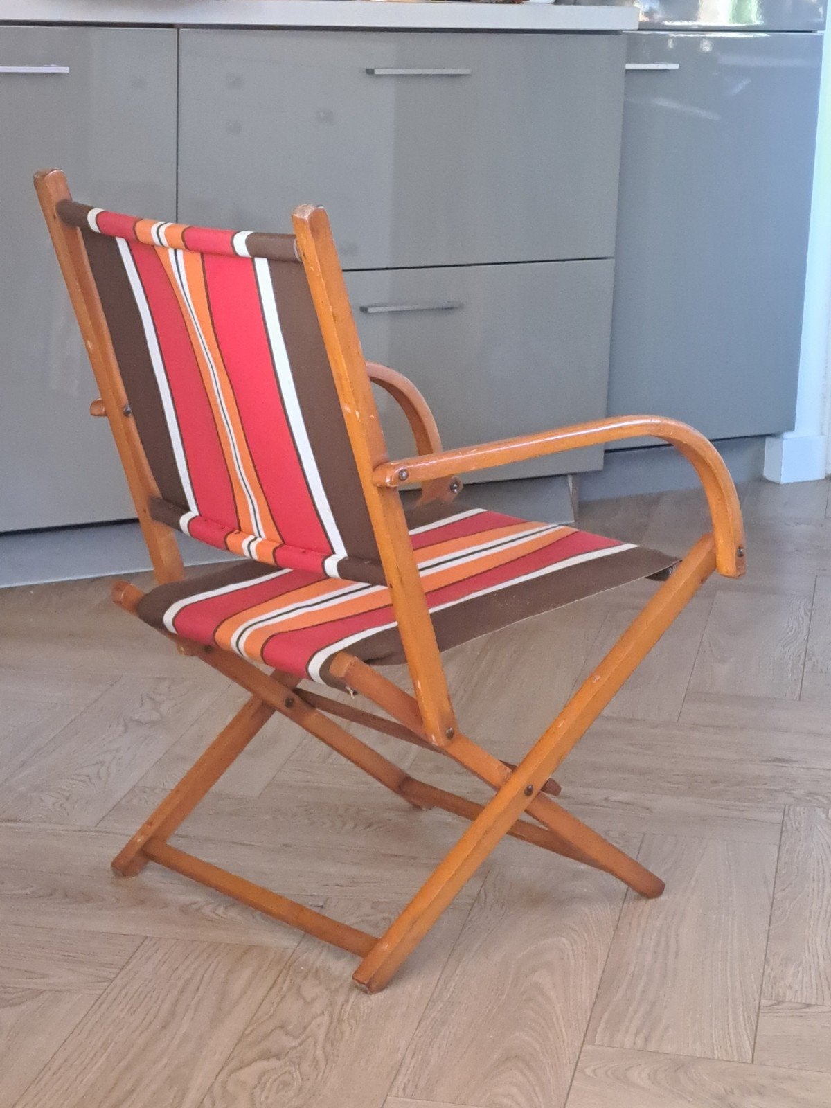 Vintage inklapbare strandstoel met kleurrijke strepen, Huis en Inrichting, Ophalen, Hout, Gebruikt, Overige kleuren