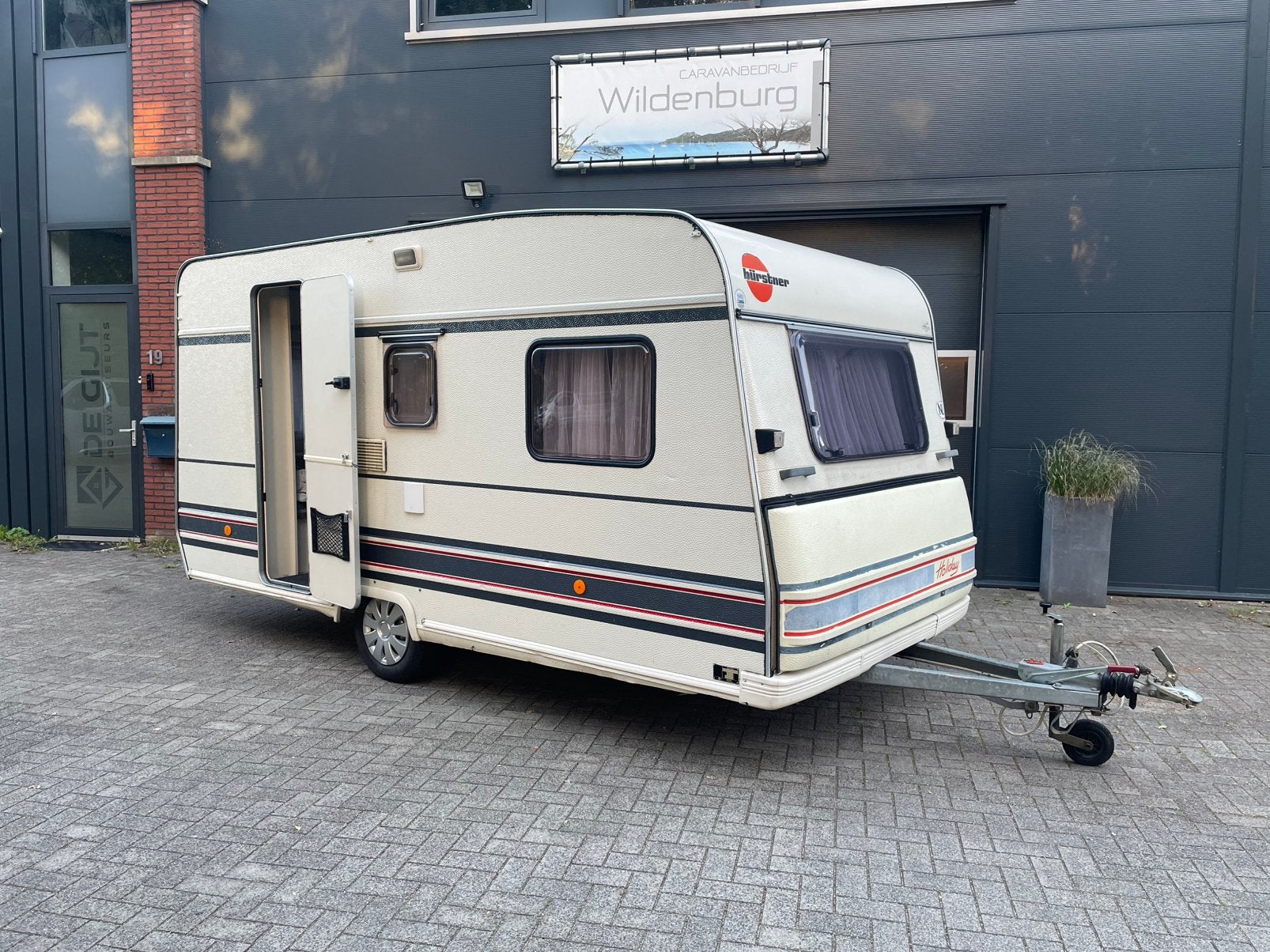 Verkocht!! Nette Burstner Holiday 390TN, vastbed, stapelbed!, Standaardzit, Bedrijf, Voortentlamp, 500 - 750 kg