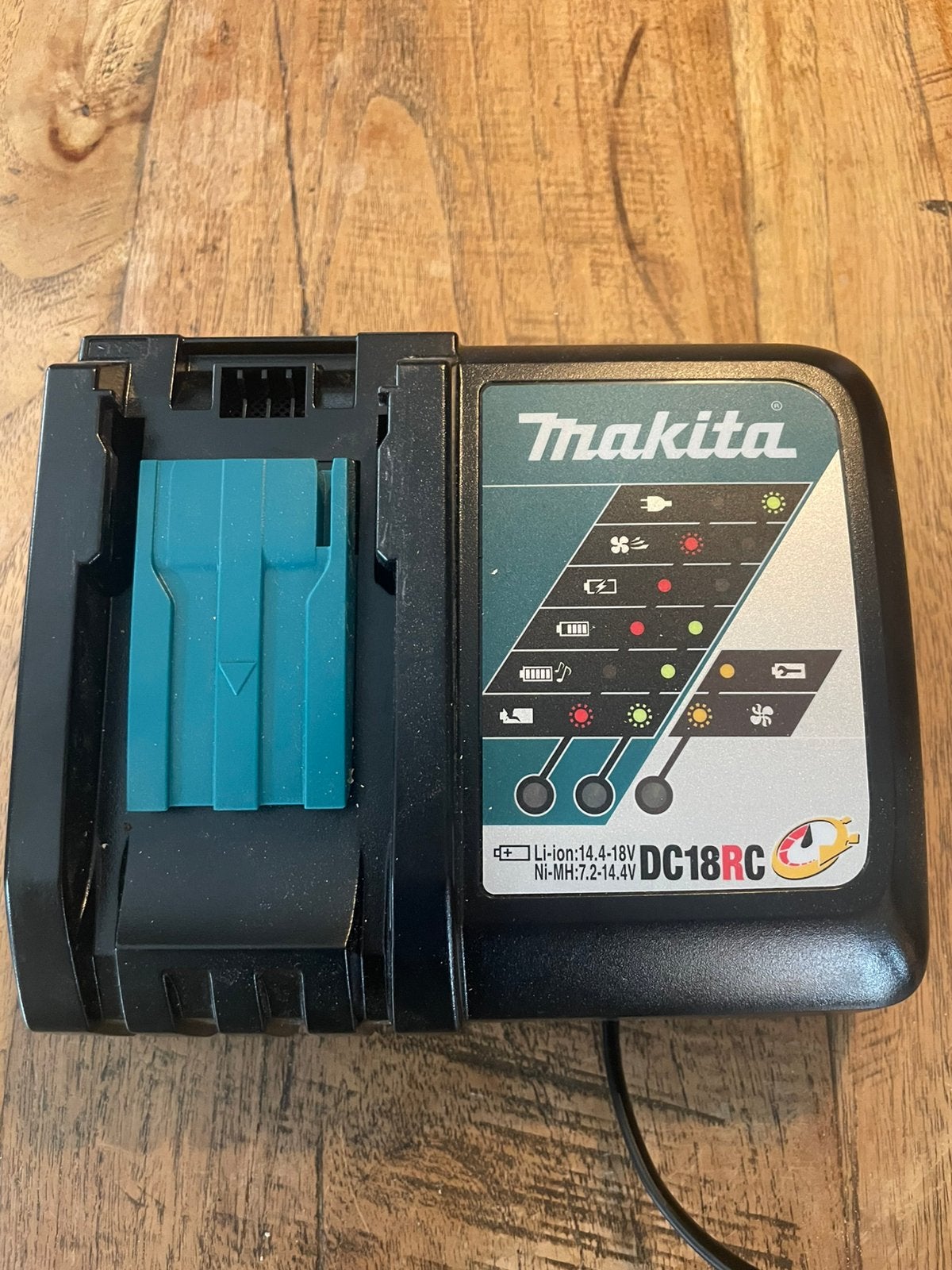 Makita oplader, Ophalen of Verzenden, Zo goed als nieuw
