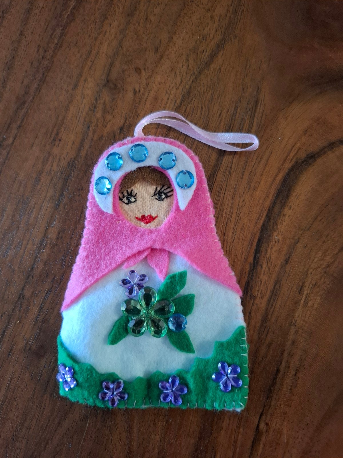 Handgemaakte vilten Matroesjka hanger, Overige thema's, Textiel, Meerkleurig, Ophalen of Verzenden