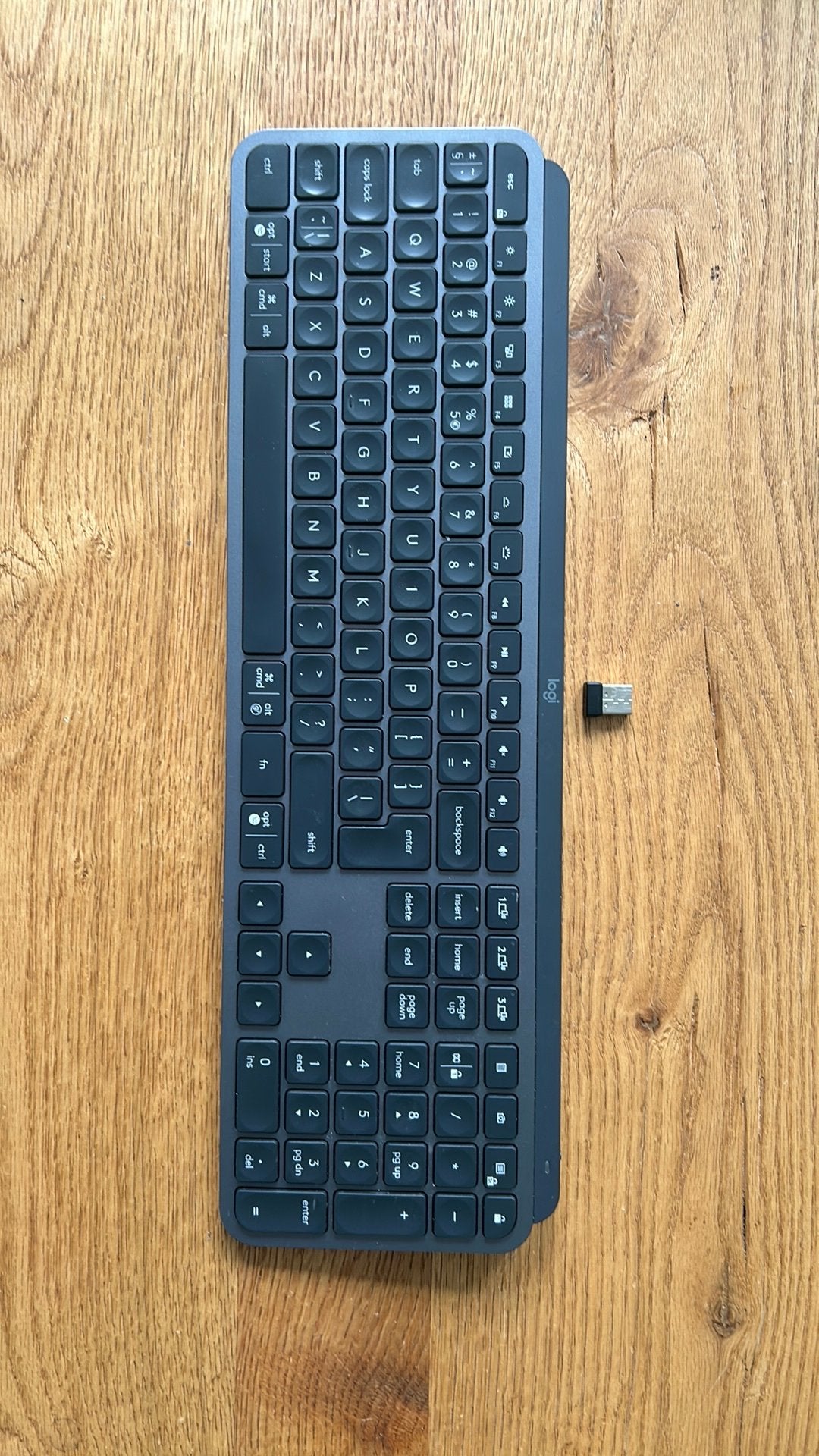 Logitech draadloos oplaadbaar toetsenbord, Computers en Software, Ophalen of Verzenden, Zo goed als nieuw