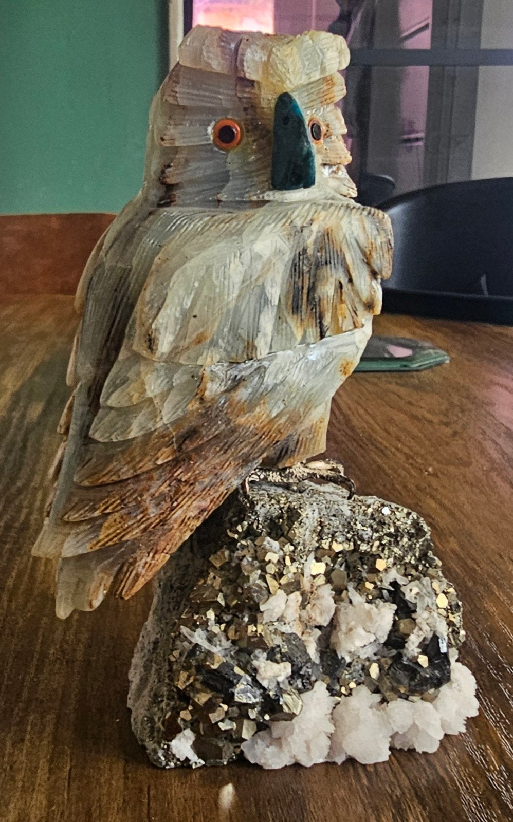 Handgesneden Uilsculptuur van Albast met Pyriet Standaard, Verzamelen, Ophalen of Verzenden, Gebruikt, Dier