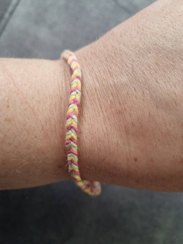 groen rood geel dun armbandje (goed doel), Ophalen of Verzenden, Zo goed als nieuw, Overige kleuren, Overige materialen
