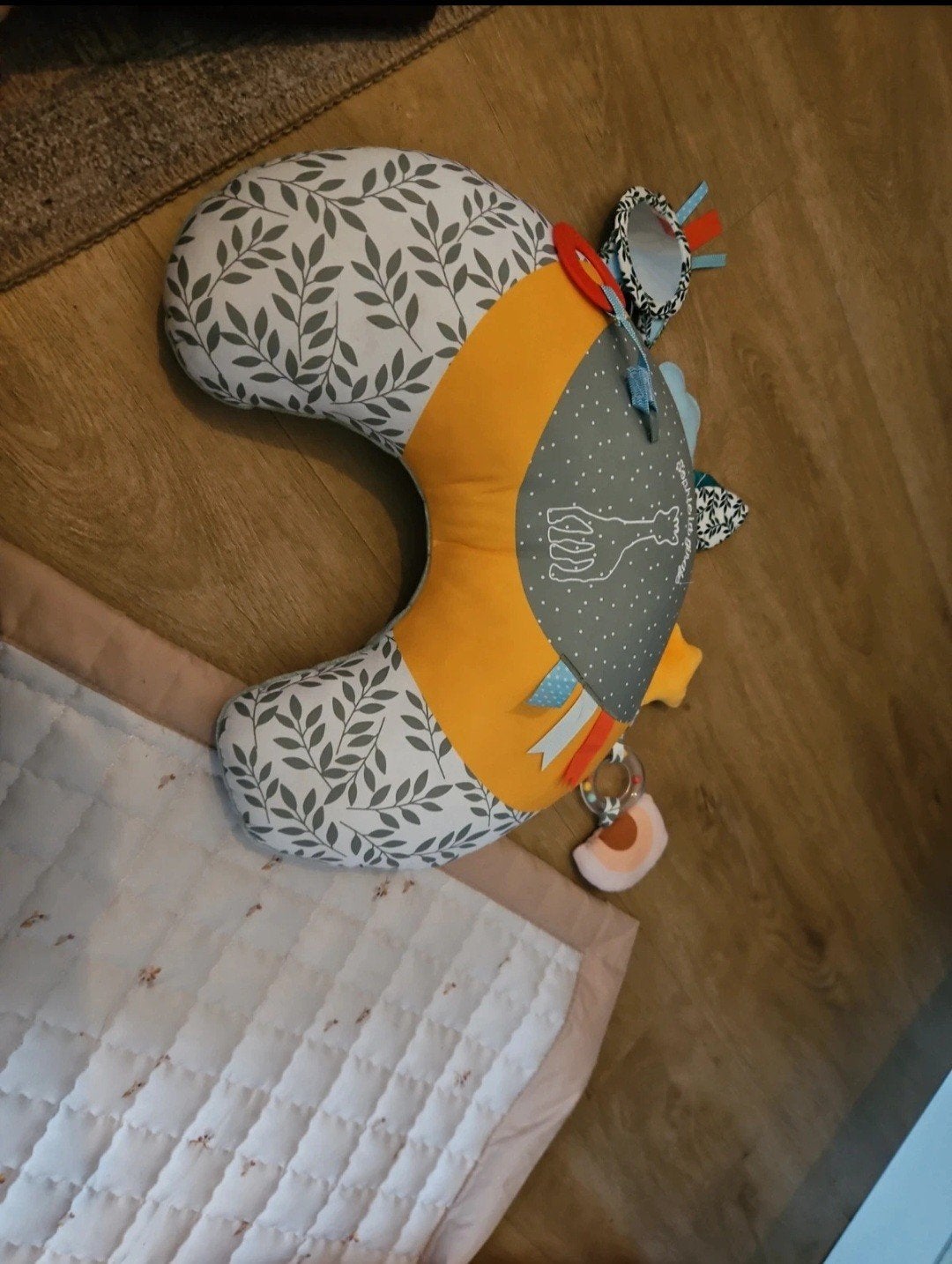 Tummy time kussen met speeltjes, Kinderen en Baby's, Speelgoed | Babyspeelgoed, Ophalen of Verzenden, Zo goed als nieuw, Overige typen