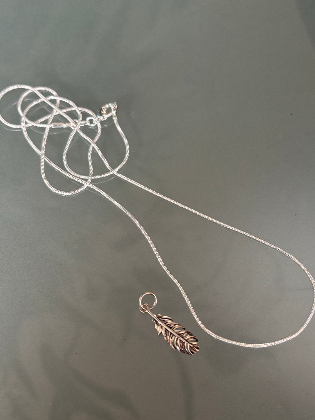 Zilveren veertje hanger met verzilverde ketting 42 cm, Verzenden, Nieuw, Zilver, Met hanger