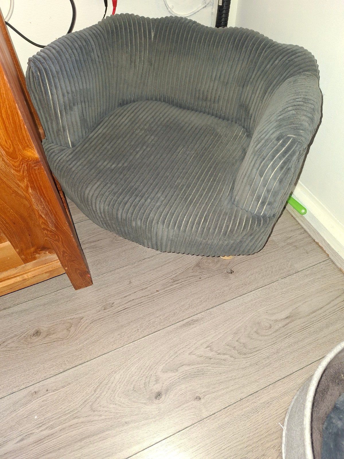 Comfortabele grijze fauteuil - ribstof( kat) €15.00, Dieren en Toebehoren, Ophalen, Gebruikt