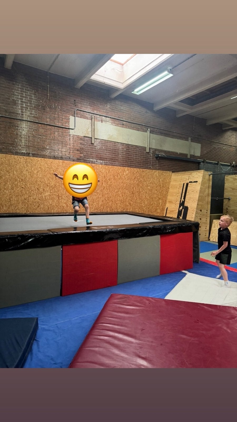 Grote trampoline voor binnen - Perfect voor sport en plezier, Ophalen, Gebruikt