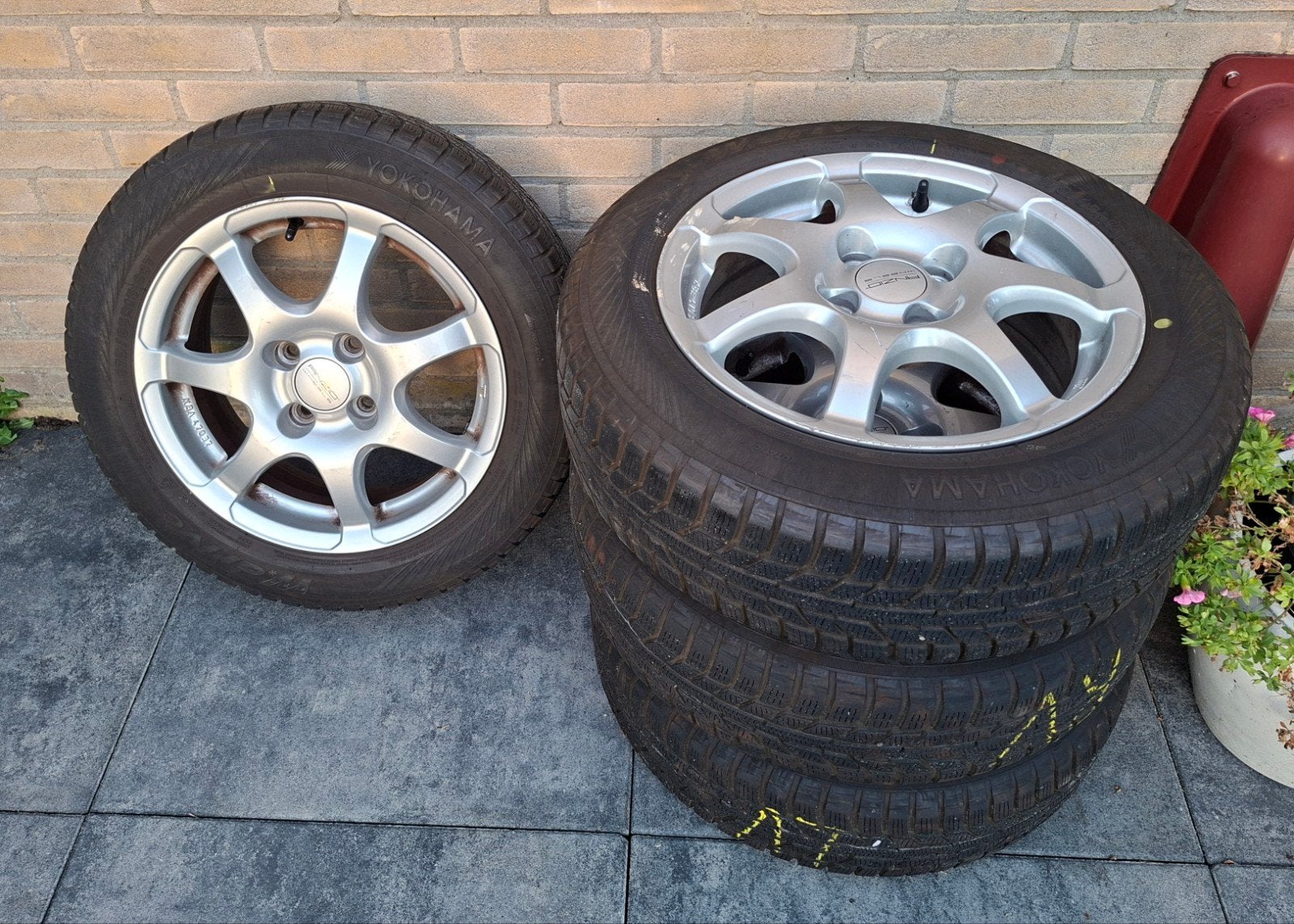 Vier lichtmetalen velgen Toyota Jaris en vier winterbanden, Ophalen, 15 inch, Winterbanden, Banden en Velgen