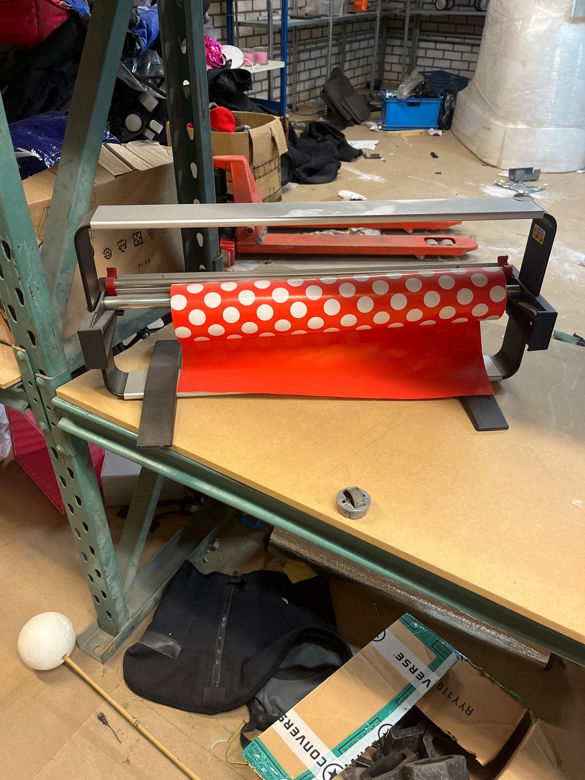 Plastic tasjes en inpakpapier houder, Diversen, Cadeaupapier, Ophalen
