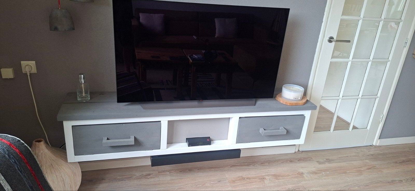 Zwevend TV-meubel met lades en open vakken, Huis en Inrichting, Kasten | Televisiemeubels, Gebruikt, 100 tot 150 cm, Modern, Strak