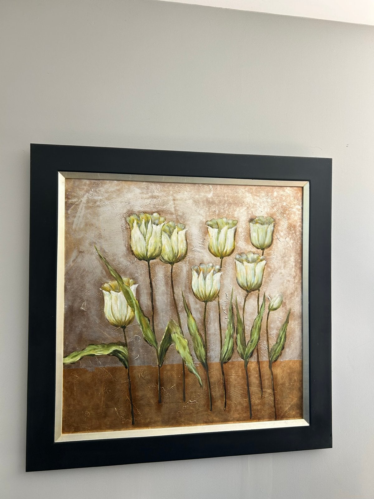 Schilderij met witte tulpen in zwarte lijst, Ophalen of Verzenden, Ingelijst, Olieverf, Overige materialen