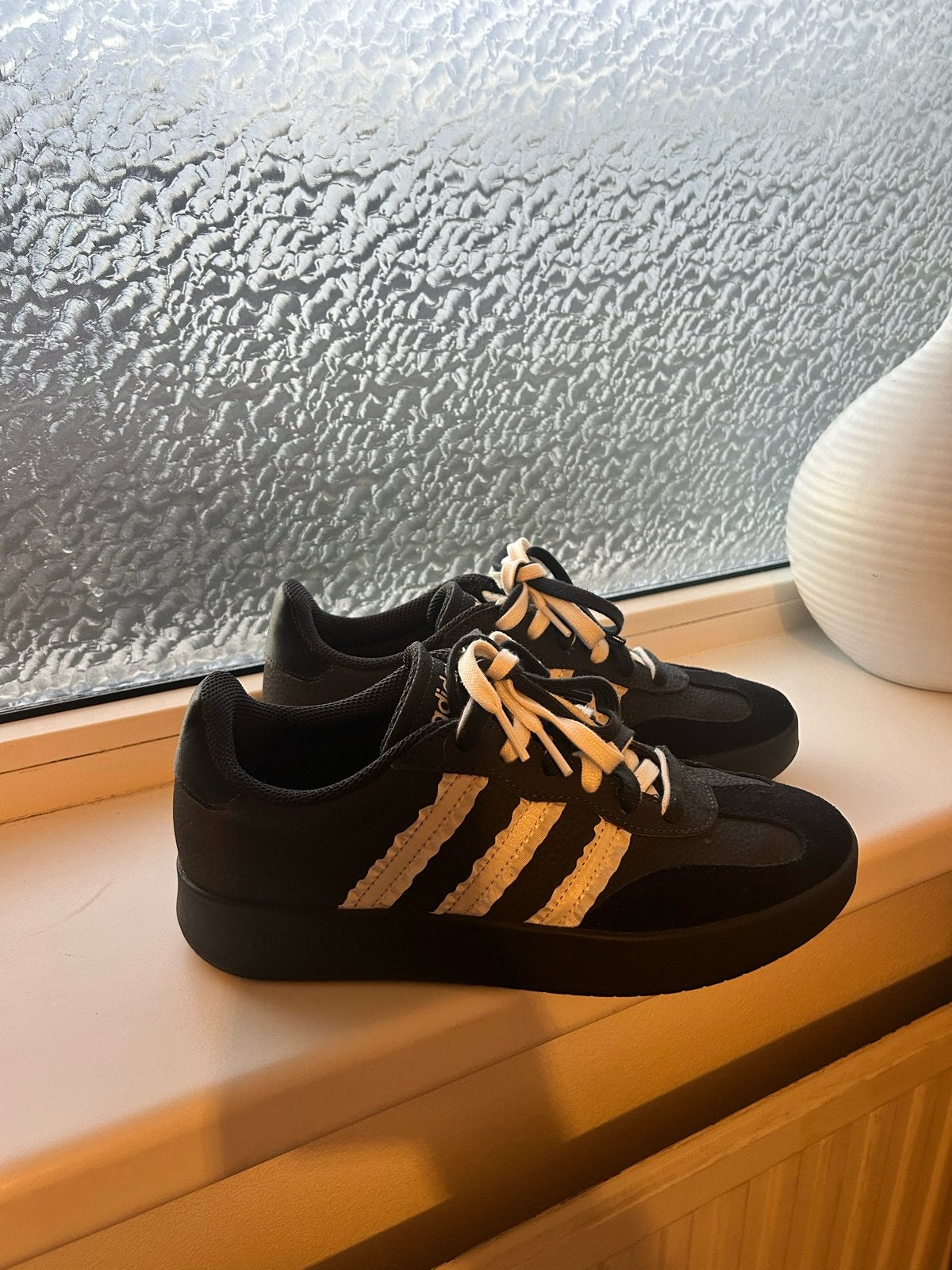 Nieuwe Adidas sneakers - Zwart met witte strepen, Zwart, Nieuw, Ophalen of Verzenden, Sneakers of Gympen