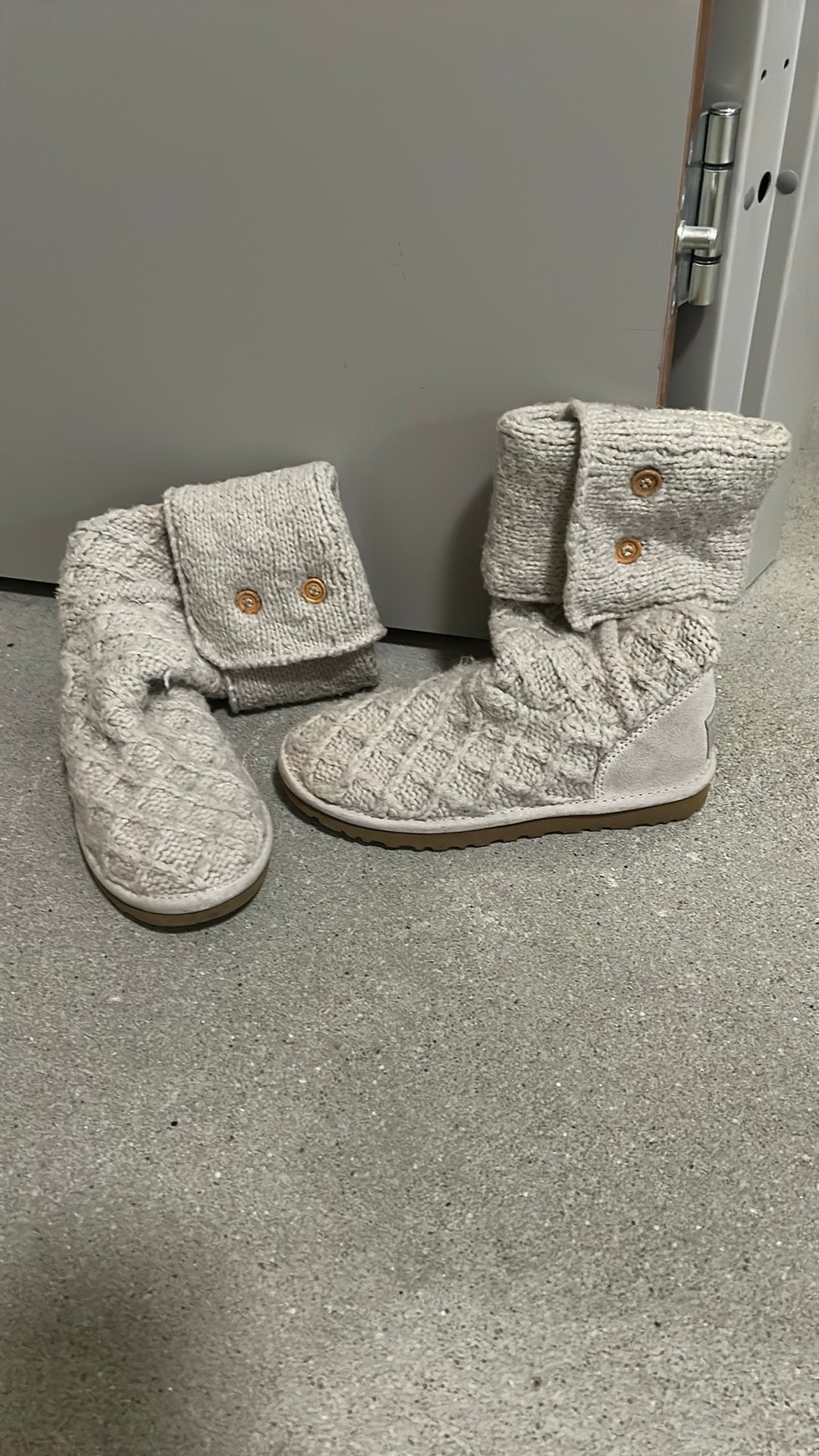 Pantoffels lang met merk ugg en maat 36, Kleding | Dames, Schoenen, Ophalen, Zo goed als nieuw, Pantoffels of Sloffen