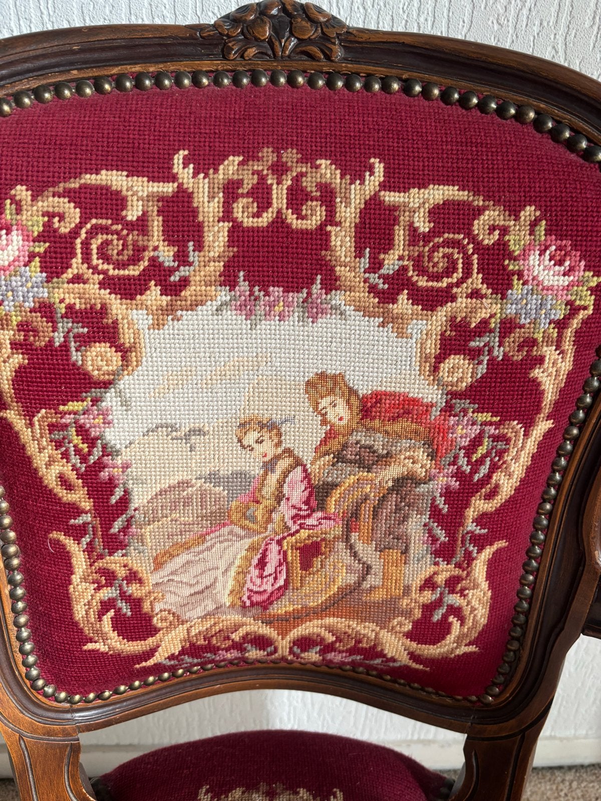 Antieke fauteuil met handgeborduurd tapijtwerk, Ophalen