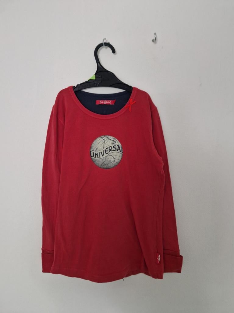 Rood longsleeve shirt met 'Universal' print - br@nd, Ophalen of Verzenden, Zo goed als nieuw, Br@nd, Jongen of Meisje