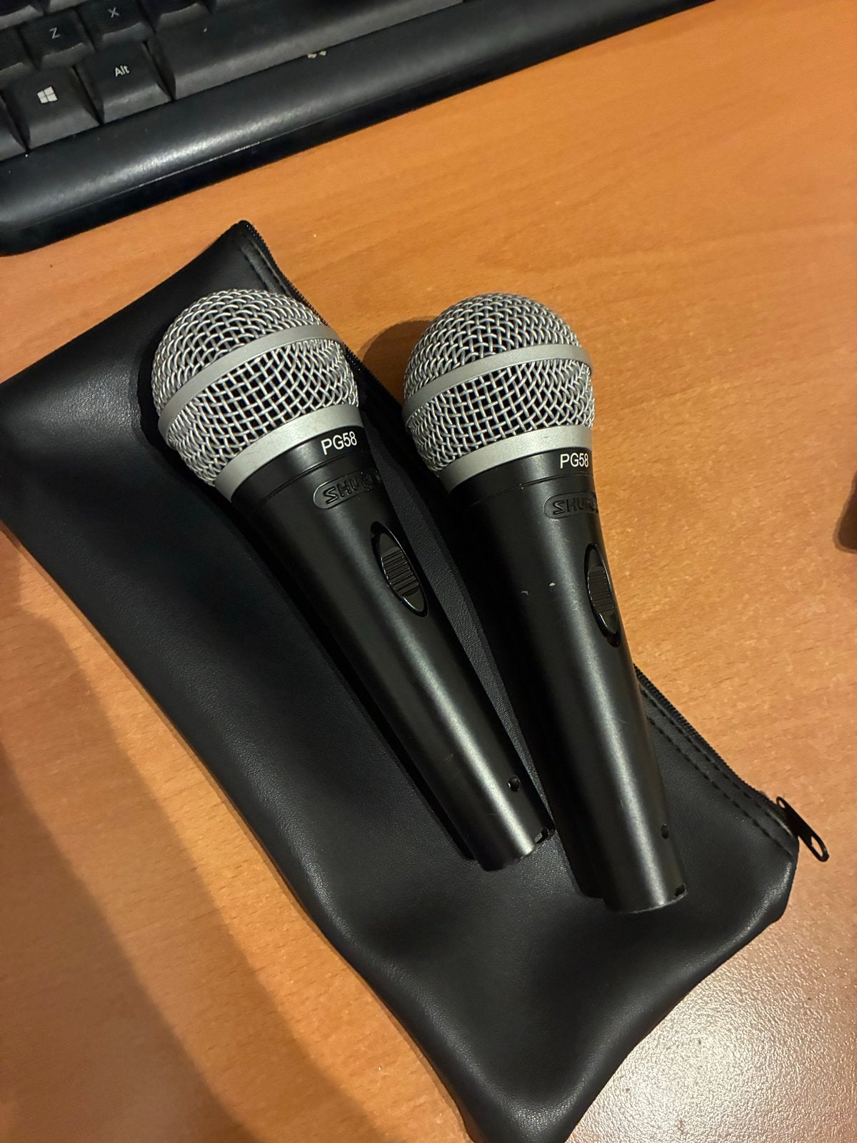 2x Shure PG58 Zangmicrofoon incl. opberghoes, Ophalen of Verzenden, Zo goed als nieuw, Zangmicrofoon