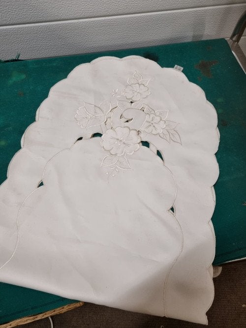 tafelloper gebroken wit met rozen geborduurd, Ophalen of Verzenden, 'T Olde Gre-j, Info@toldegrej.nl, Endepoelstraat 20f Didam